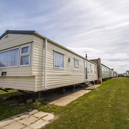 Superb 8 Berth Caravan Near Walton-On-The-Naze In Essex Ref 17175 外观 照片