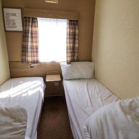 Superb 8 Berth Caravan Near Walton-On-The-Naze In Essex Ref 17175 外观 照片
