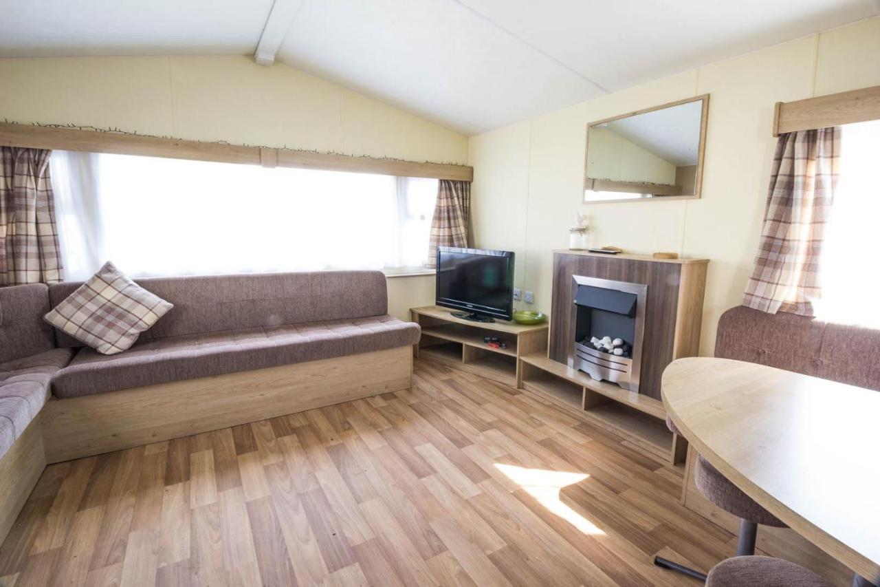 Superb 8 Berth Caravan Near Walton-On-The-Naze In Essex Ref 17175 外观 照片