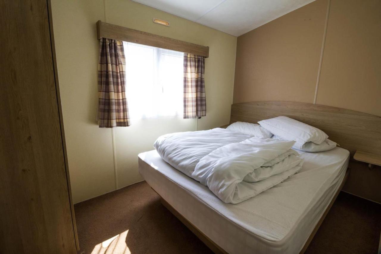 Superb 8 Berth Caravan Near Walton-On-The-Naze In Essex Ref 17175 外观 照片