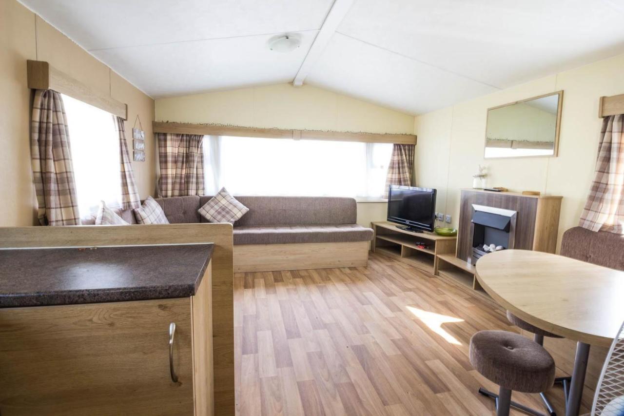 Superb 8 Berth Caravan Near Walton-On-The-Naze In Essex Ref 17175 外观 照片