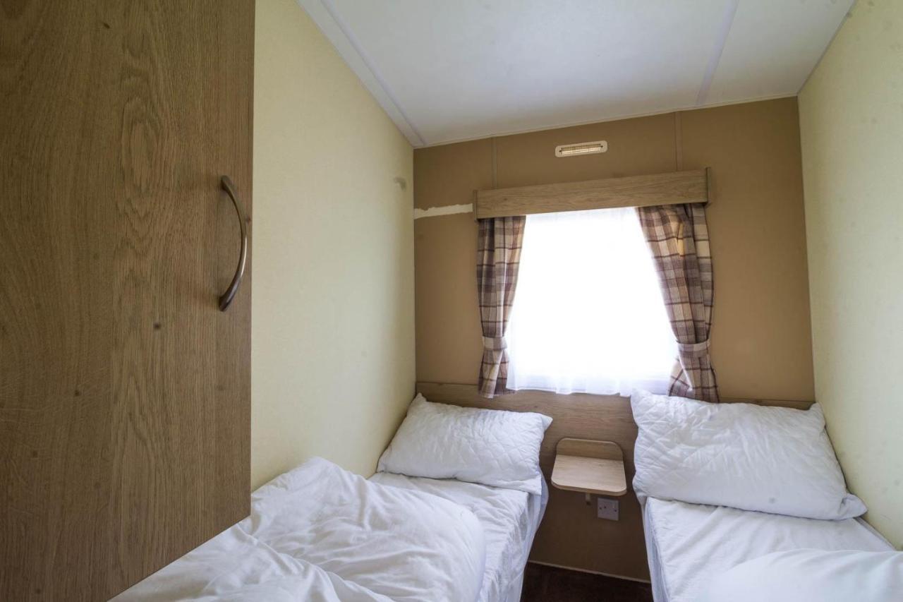 Superb 8 Berth Caravan Near Walton-On-The-Naze In Essex Ref 17175 外观 照片