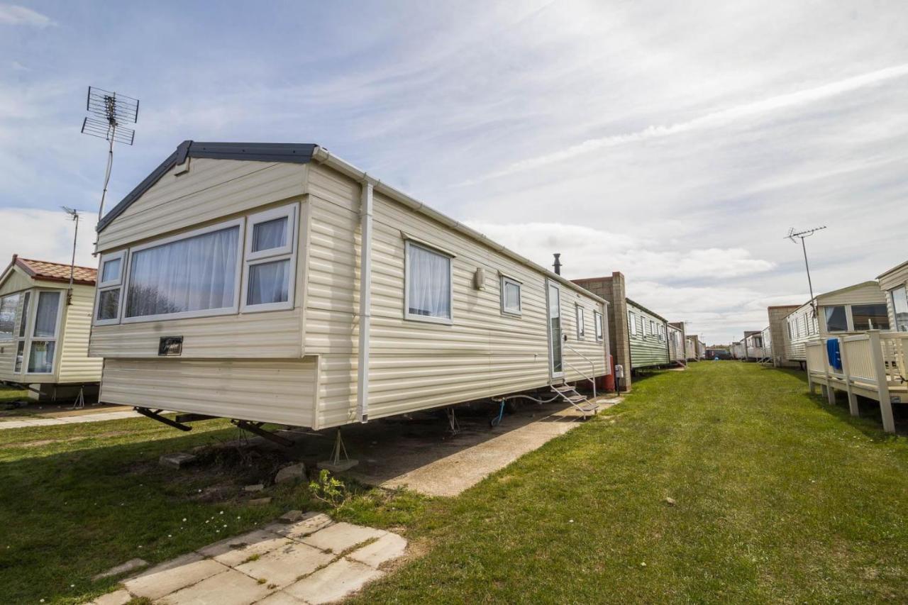 Superb 8 Berth Caravan Near Walton-On-The-Naze In Essex Ref 17175 外观 照片