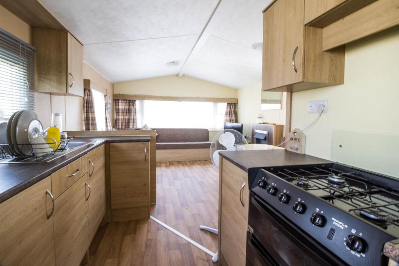 Superb 8 Berth Caravan Near Walton-On-The-Naze In Essex Ref 17175 外观 照片