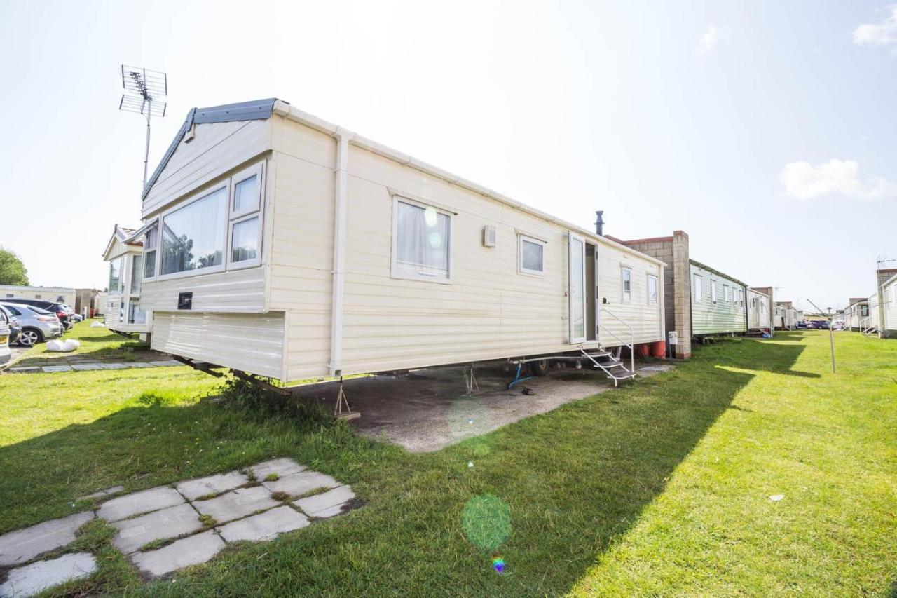 Superb 8 Berth Caravan Near Walton-On-The-Naze In Essex Ref 17175 外观 照片