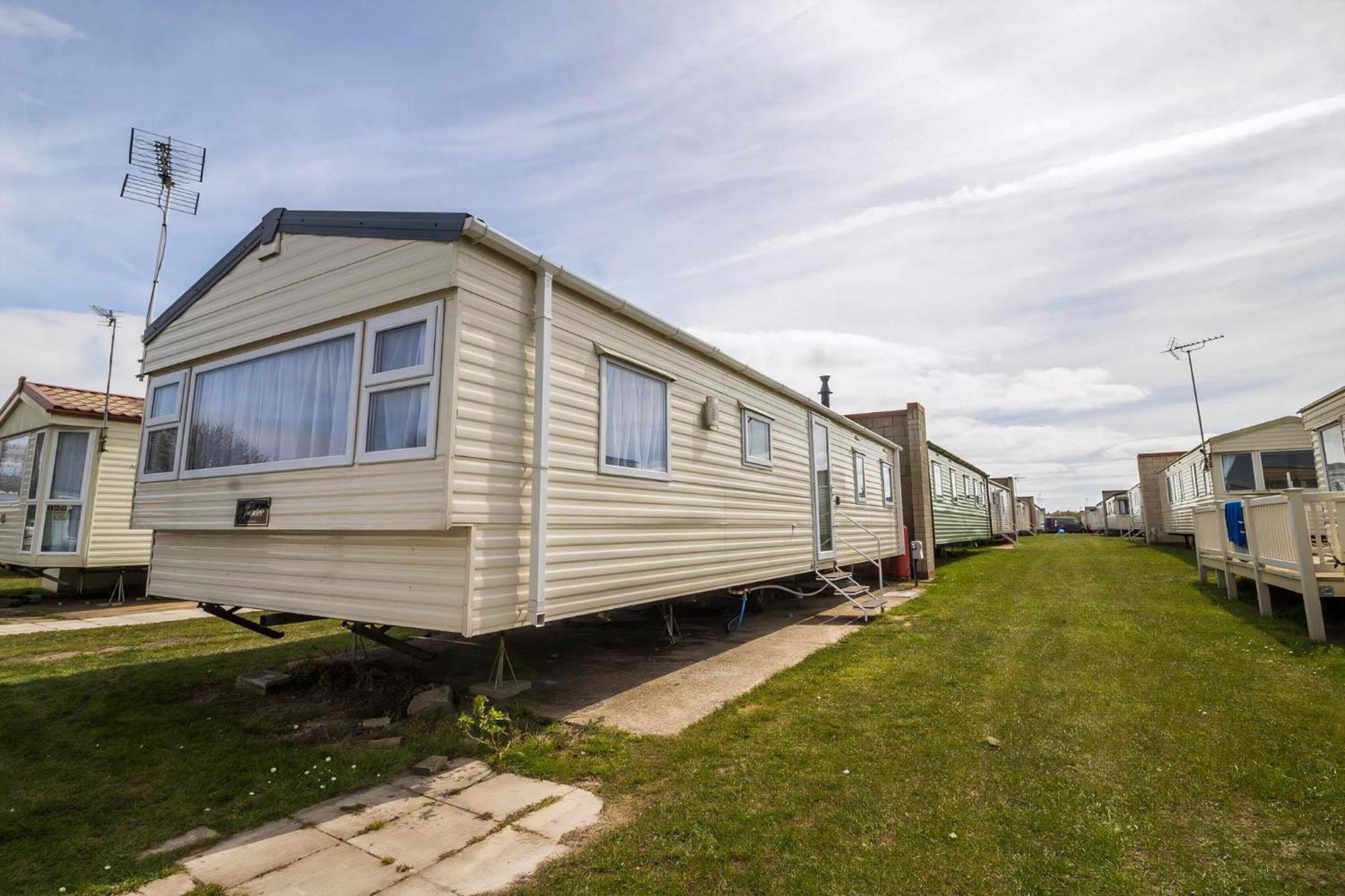 Superb 8 Berth Caravan Near Walton-On-The-Naze In Essex Ref 17175 外观 照片