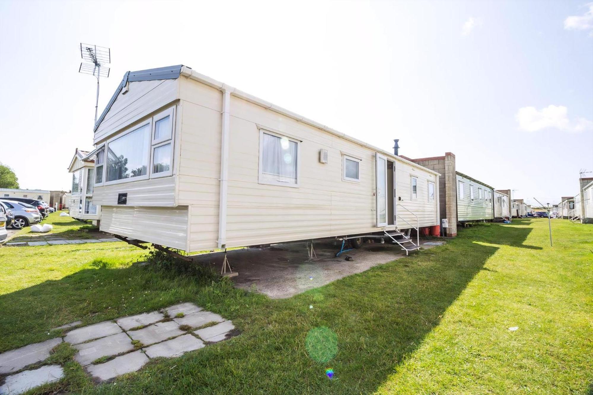 Superb 8 Berth Caravan Near Walton-On-The-Naze In Essex Ref 17175 外观 照片