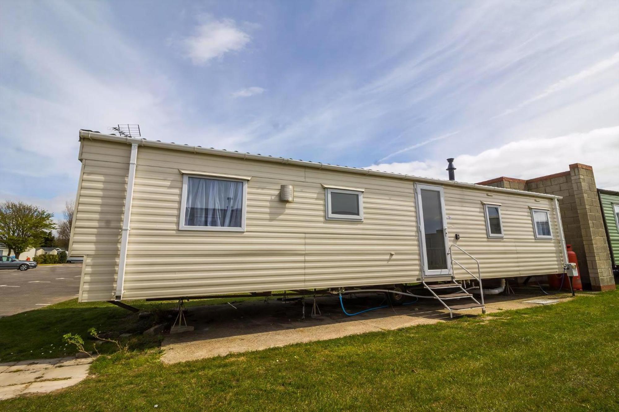 Superb 8 Berth Caravan Near Walton-On-The-Naze In Essex Ref 17175 外观 照片